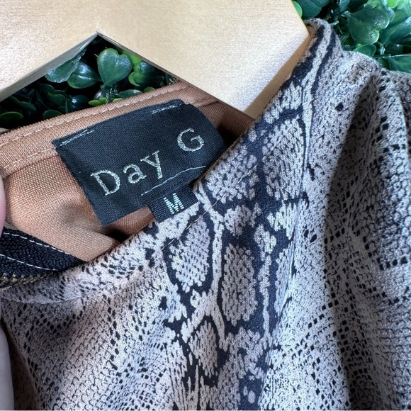 Snake print shoulder pad bodysuit nwt - Picture 6 of 6